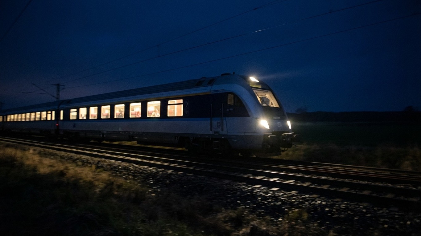 El tren nocturno europeo que todos ignoran: la forma más inteligente de viajar en puentes largos sin perder ni un euro