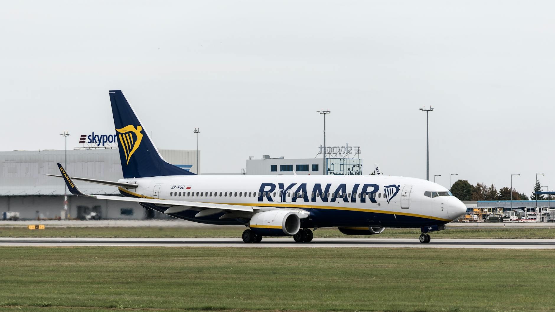 «Mi maleta cabía perfecta en casa»: Ryanair me cobró 75 € por un centímetro en Valencia