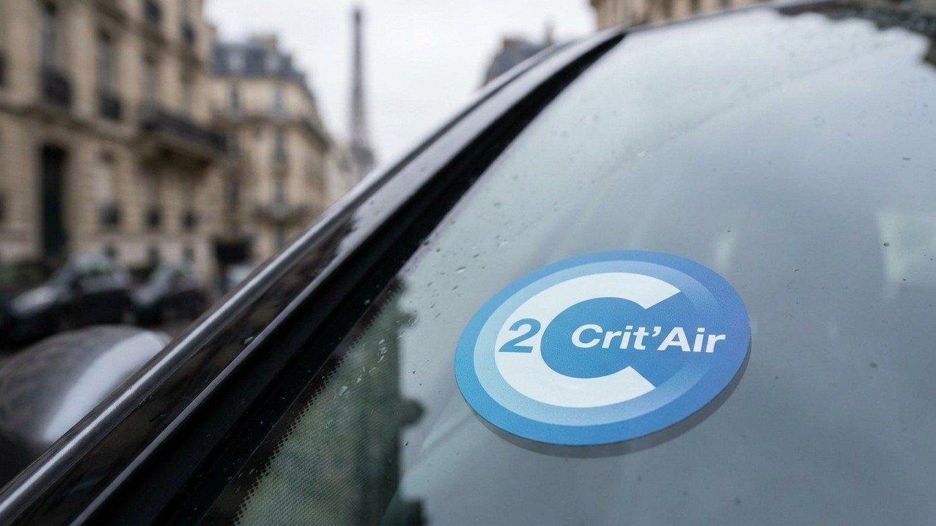 Circulaba por París con mi coche de matrícula extranjera sin saberlo: el día que me pararon, entendí lo que valía esa pega...