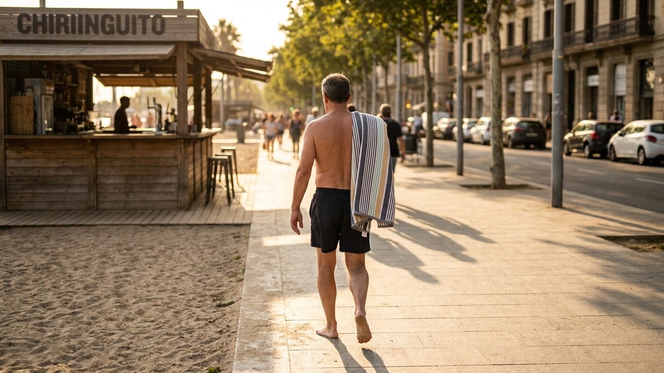 Se acabó volver del chiringuito sin camiseta: en 2026, Barcelona y Palma multan con hasta 300 € a los turistas distraídos