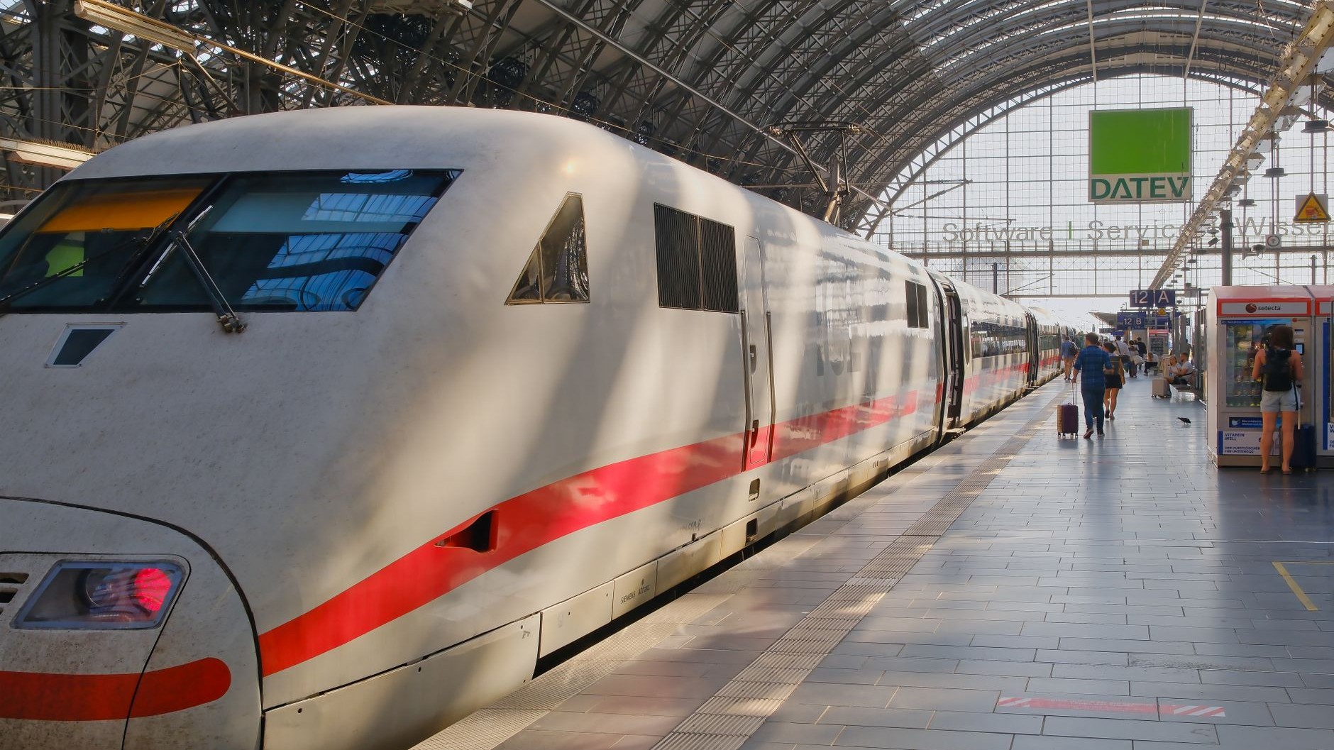 Me subí a un ICE en Berlín con el abono mensual de 58 € en el móvil solo para llegar antes: cuando pasó el revisor entendí...