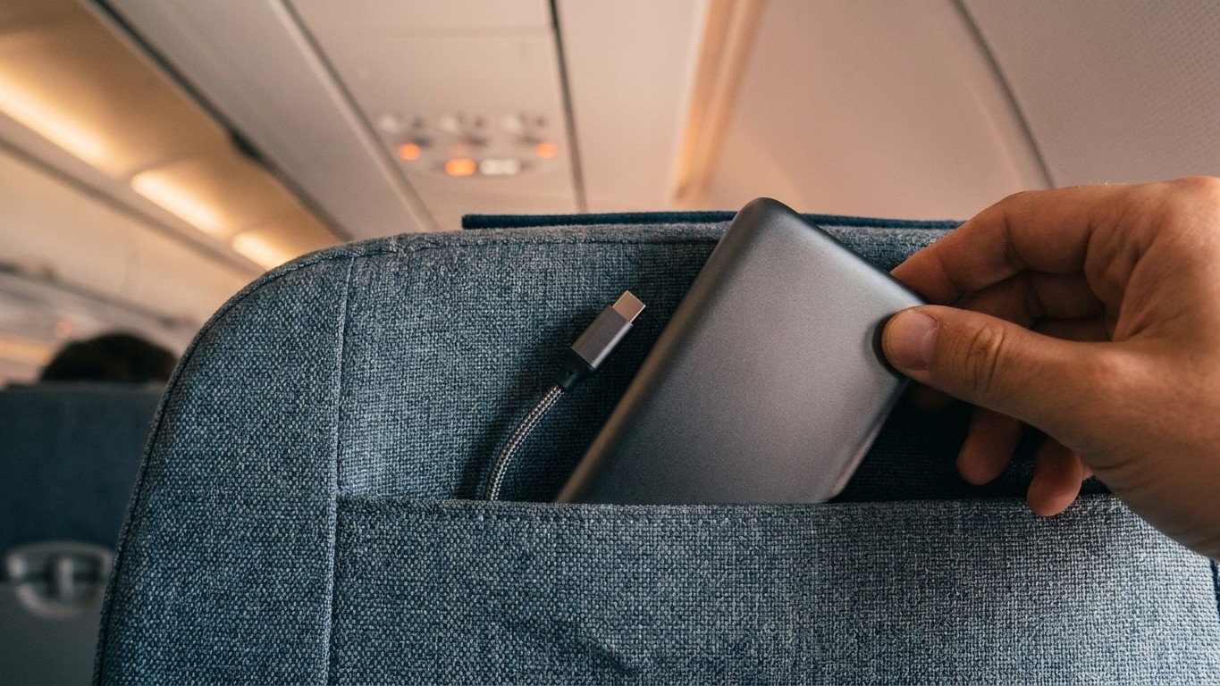 Metí la batería externa en el compartimento de arriba en mi vuelo a Seúl: la azafata me hizo bajarla antes de despegar y e...
