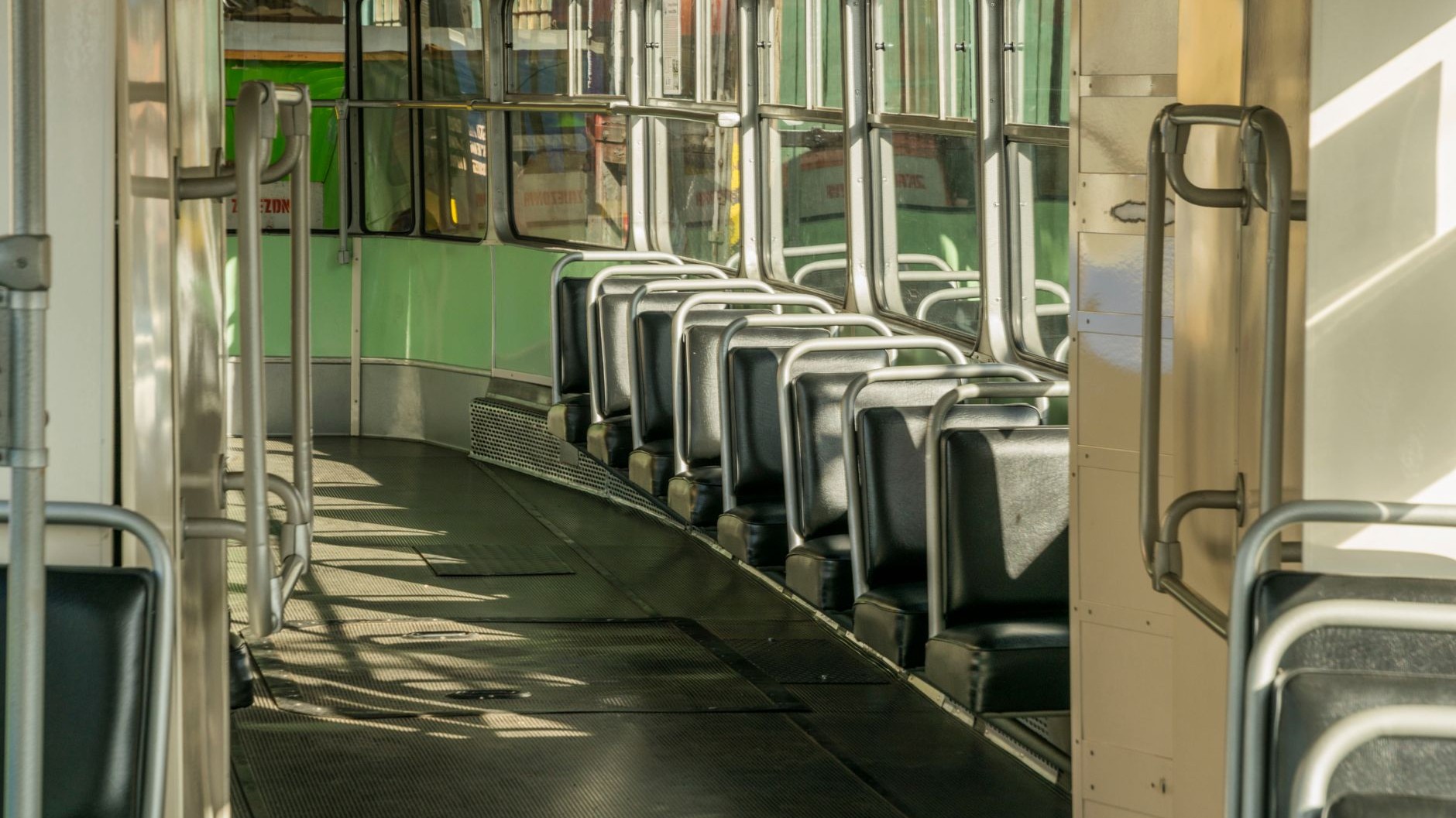Subí al Glider en Belfast con un billete de 10 libras en la mano solo para pagar al conductor: cuando me señaló la puerta,...